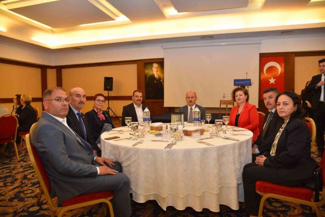 Vali Karadeniz, Muhtarlarla Yemekte Bir Araya Geldi