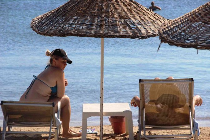 Turistler Bodrum’u Terk Etmiyor, Deniz Kum Ve Güneşin Tadını Çıkarıyor