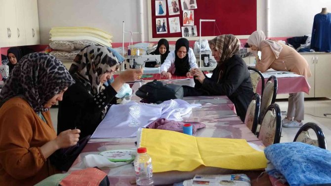Muş’ta Kadınlar Devlet Kursuyla Meslek Öğreniyor