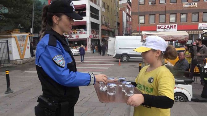 Öğrenciler Vatandaşlara Su Dağıttı