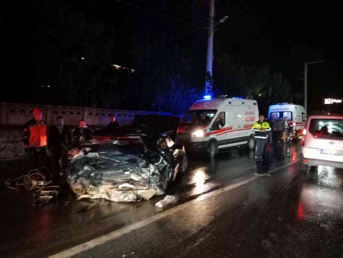 Lüks Otomobiller Kağıt Gibi Ezildi: 4 Yaralı