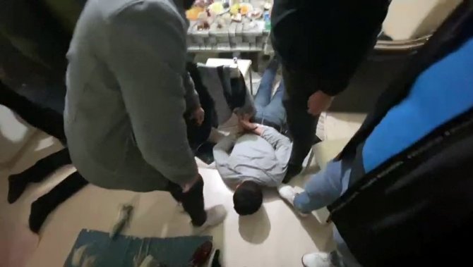 Sancaktepe’de Uyuşturucu Ticareti Yapan Şahıs Evinde Kıskıvrak Yakalandı