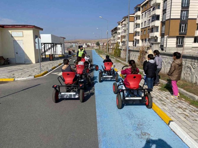 Susuzlu Çocuklara Trafik Eğitimi