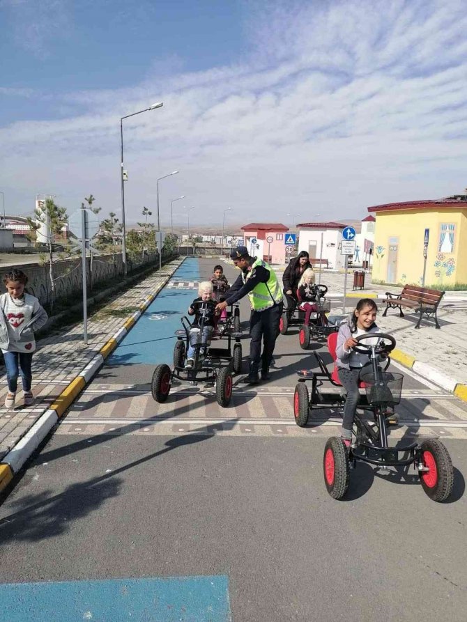 Susuzlu Çocuklara Trafik Eğitimi