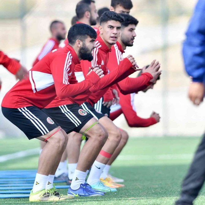 Turgutluspor Sentetik Sahada Hazırlanıyor