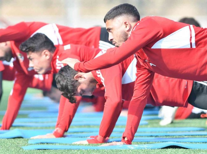 Turgutluspor Sentetik Sahada Hazırlanıyor