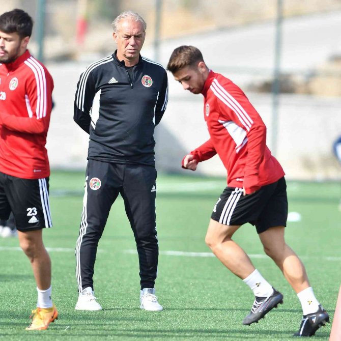 Turgutluspor Sentetik Sahada Hazırlanıyor