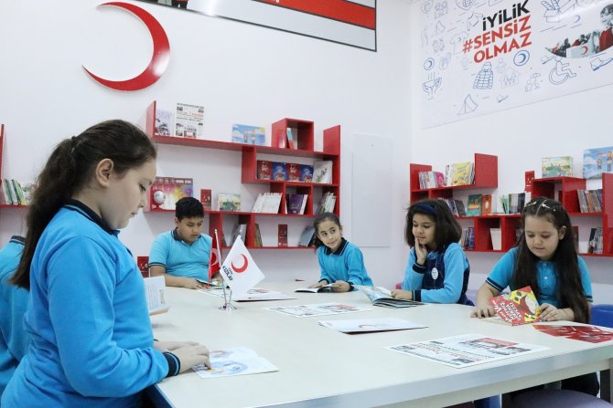 Türk Kızılay’dan Manisa’da İ̇stiklal İ̇lkokuluna Kütüphane