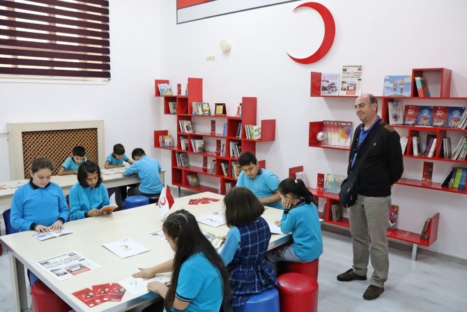 Türk Kızılay’dan Manisa’da İ̇stiklal İ̇lkokuluna Kütüphane