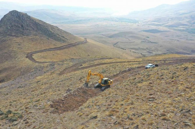 Van Büyükşehir Belediyesinden 2 Bin 400 Rakımda Yol Çalışması