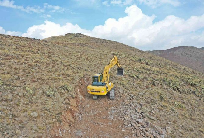 Van Büyükşehir Belediyesinden 2 Bin 400 Rakımda Yol Çalışması
