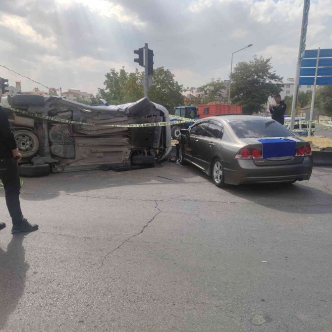 Otomobille Kamyonet Çarpıştı: 8 Yaralı