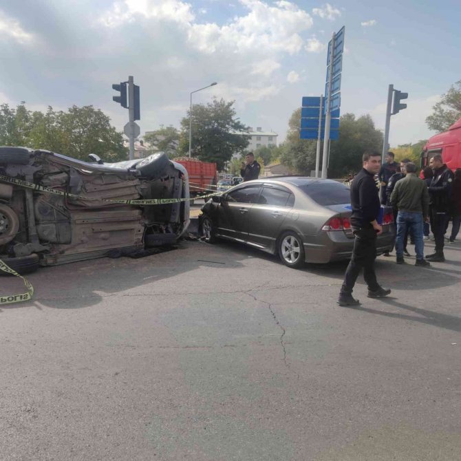 Otomobille Kamyonet Çarpıştı: 8 Yaralı