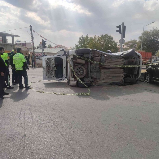 Otomobille Kamyonet Çarpıştı: 8 Yaralı