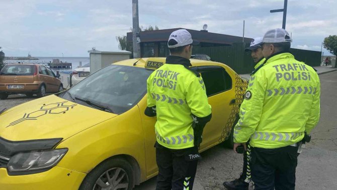 Ekipler Araçları Tek Tek Durdurup Kuralları Uymayanlara Ceza Yazdı