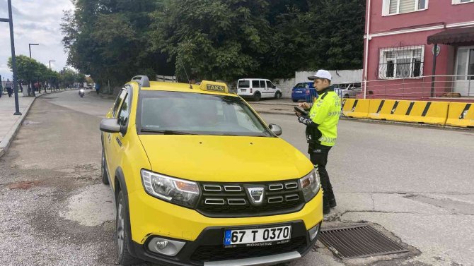 Ekipler Araçları Tek Tek Durdurup Kuralları Uymayanlara Ceza Yazdı