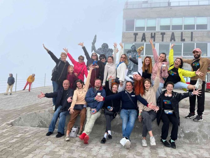 Kemer’de, Amatör Tiyatrocular Zirveye Çıktı