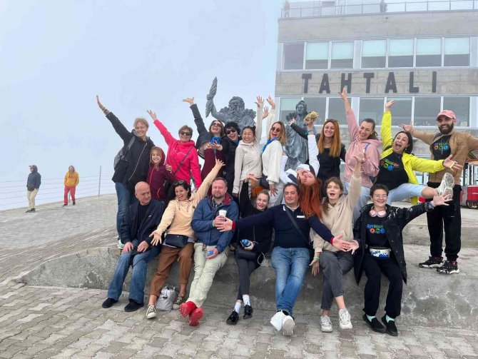 Kemer’de, Amatör Tiyatrocular Zirveye Çıktı