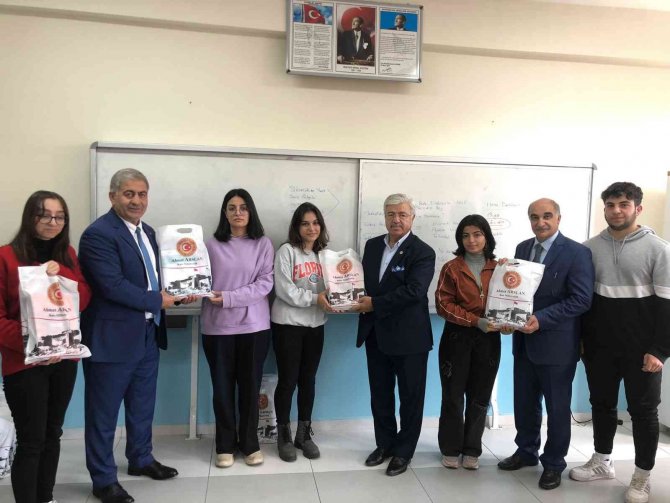 Ahmet Aslan’dan 6 Yılda 40 Bin Öğrenciye Ücretsiz Kaynak Desteği