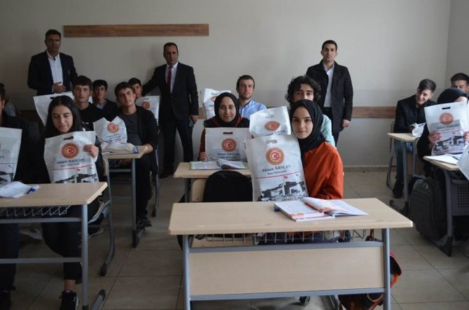 Ahmet Aslan’dan 6 Yılda 40 Bin Öğrenciye Ücretsiz Kaynak Desteği