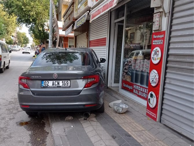 Üzerine Elektrik Direği Düşen Kadın Ağır Yaralandı