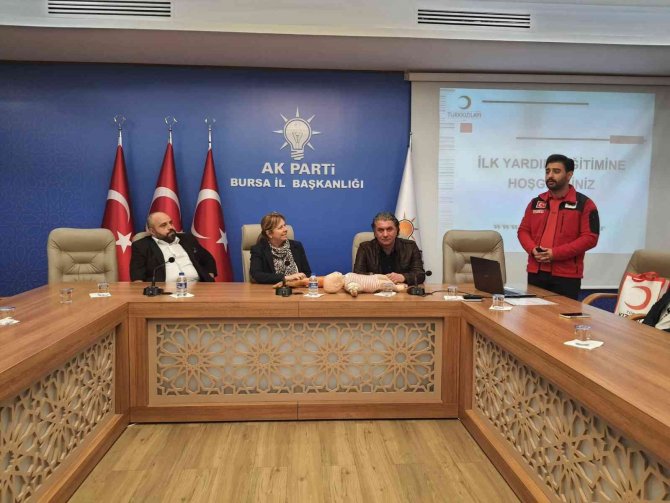 Ak Teşkilatlar Temel İlk Yardım Eğitimleri Alıyor