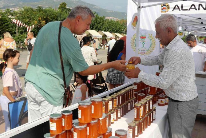 Alanya’da Üretilen 32 Tropikal Meyve Festivalde Buluştu