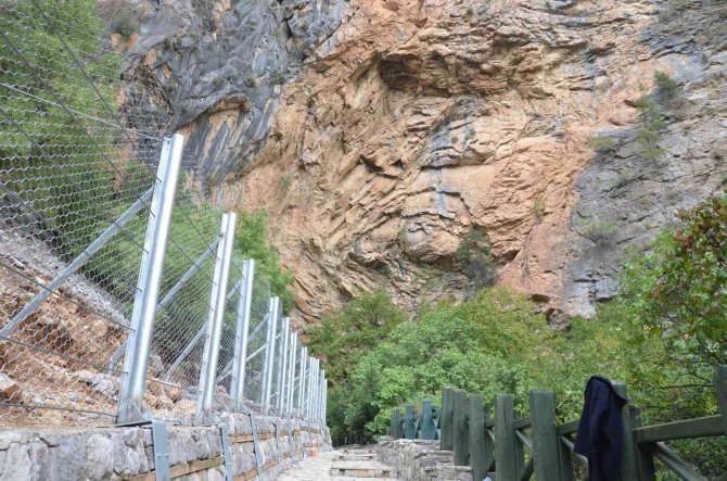 Dünyaca Ünlü Altınbeşik Mağarası Yürüyüş Yoluna Çelik Bariyerli Koruma