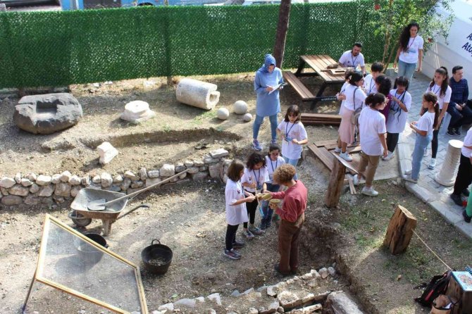 Antakya Bilim Merkezi, Arkeoloji Atölyesiyle Öğrencileri Buluşturuyor