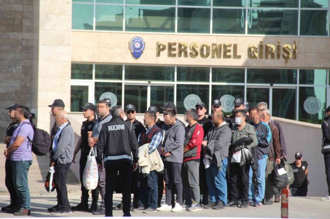 Fetö Operasyonunda Gözaltına Alınan 102 Şüpheli Adliyeye Sevk Edildi
