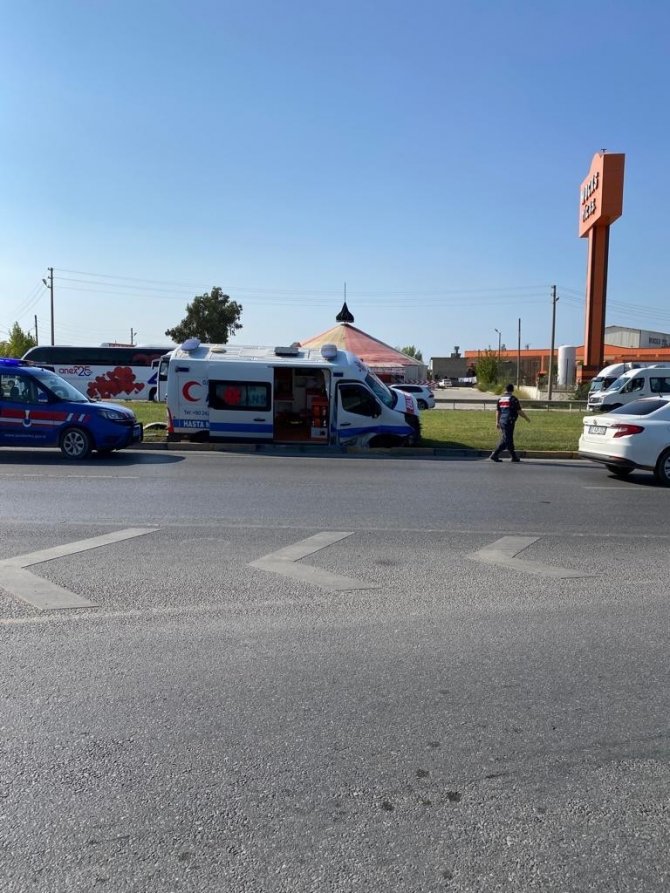 Hasta Taşıyan Ambulans İle Otomobil Çarpıştı: 1 Yaralı