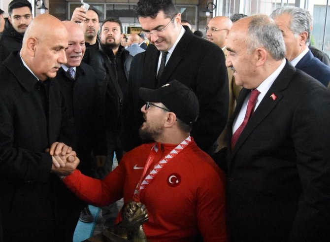 Bakan Kirişci, Dünya Şampiyonu Gökhan Seven İle Bilek Güreşi Yaptı