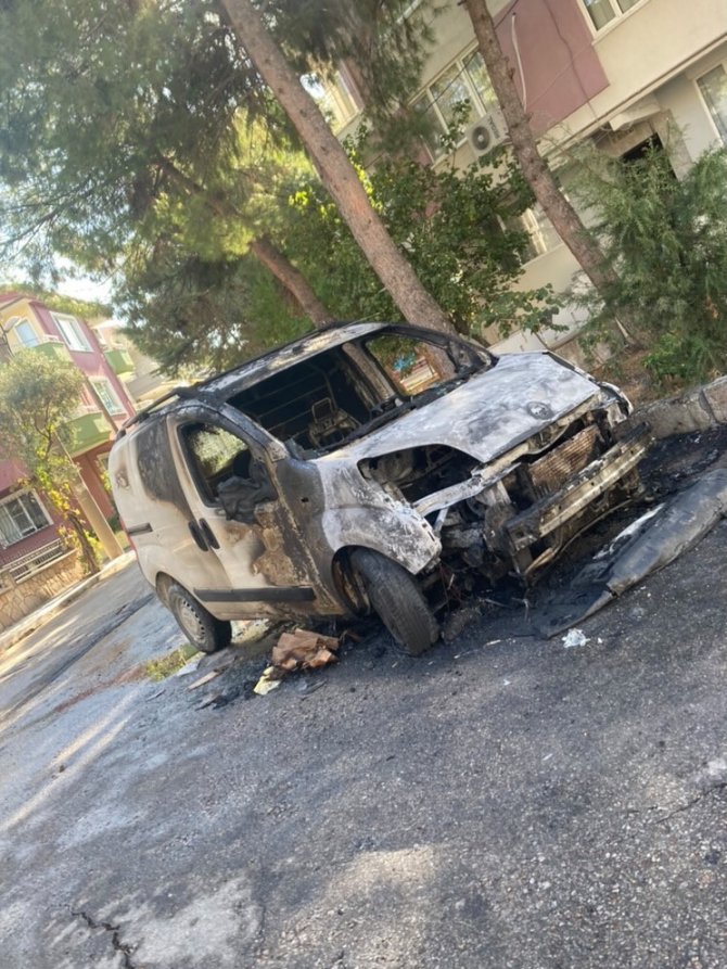 Balıkesir’de Park Halindeki Araç Yandı