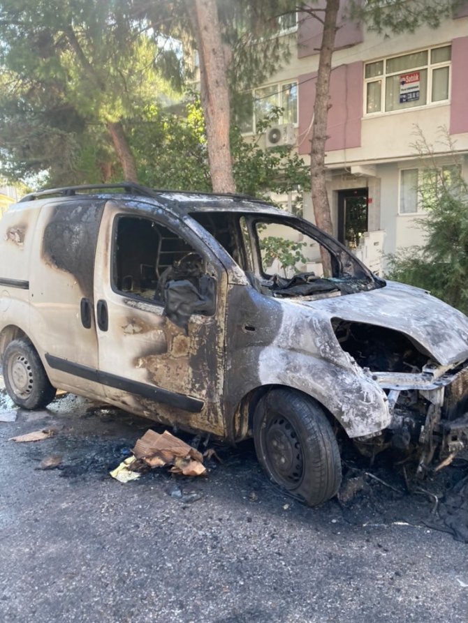 Balıkesir’de Park Halindeki Araç Yandı