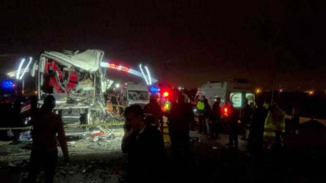 Batman’da Tır İle Yolcu Otobüsü Çarpıştı: 1 Ölü, 22 Yaralı