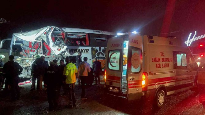Batman’da Tır İle Yolcu Otobüsü Çarpıştı: 1 Ölü, 22 Yaralı