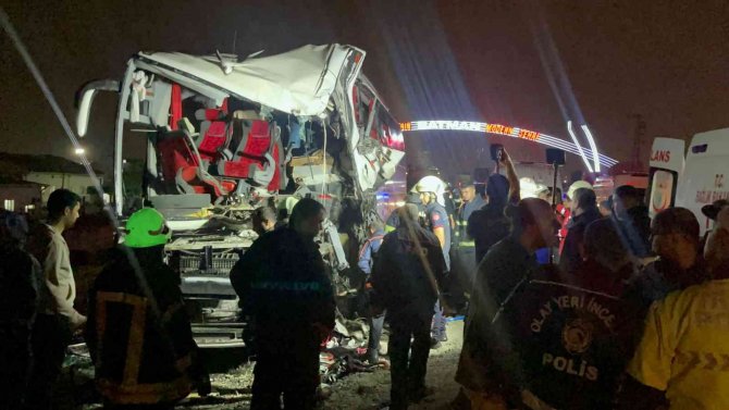 Batman’dan Diyarbakır İstikametine Seyir Halinde Olan Otobüs İle Tırın Karıştığı Trafik Kazasında 1 Kişi Hayatını Kaybetti, 22 Kişi Yaralandı.