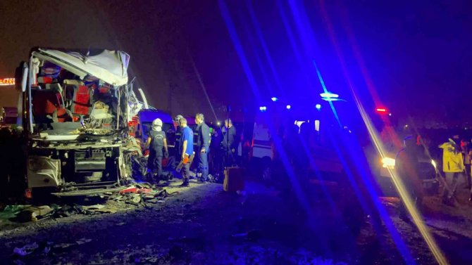 Batman’dan Diyarbakır İstikametine Seyir Halinde Olan Otobüs İle Tırın Karıştığı Trafik Kazasında 1 Kişi Hayatını Kaybetti, 22 Kişi Yaralandı.