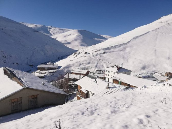 Bayburt Ve Erzincan’ın Yüksek Kesimlerine Kar Yağdı