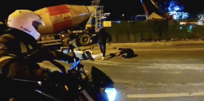 Beton Mikserinin Şoförü Motosikletteki İki Kişiyi Tekme Tokat Dövdü