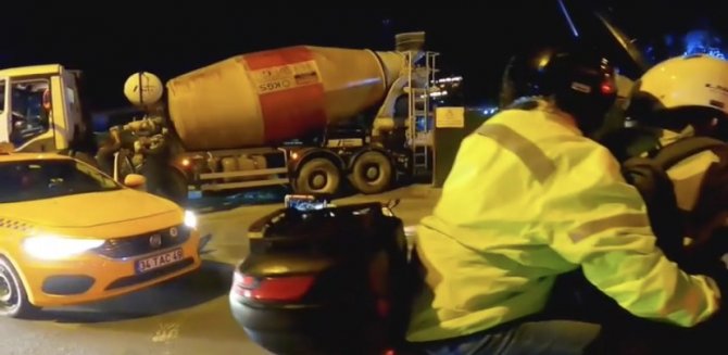 Beton Mikserinin Şoförü Motosikletteki İki Kişiyi Tekme Tokat Dövdü