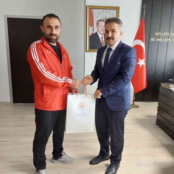 Dünya Üçüncüsü Sporcu Başarısını Kaymakam Taşçı İle Paylaştı