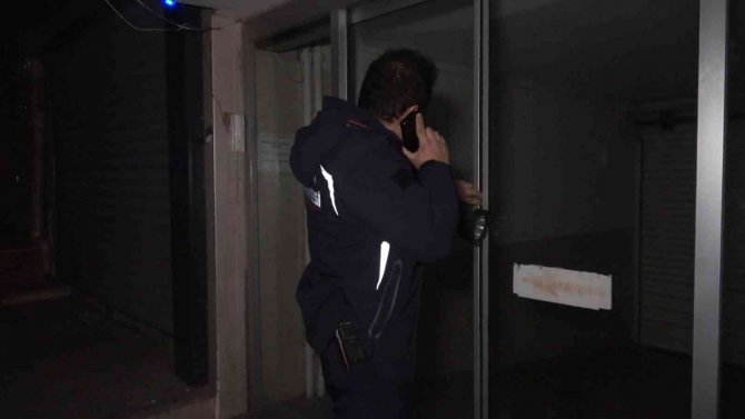 İ̇ş Yerinde Uyuyakalınca Polis Ve İtfaiye Ekiplerini Ayağa Kaldırdı