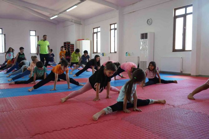 Geleceğin Sporcuları Bu Salonlarda Ter Dökecek
