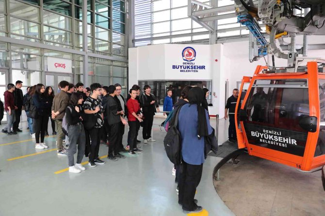 Denizlili Gençler Kentin Dört Bir Yanını Doyasıya Geziyor