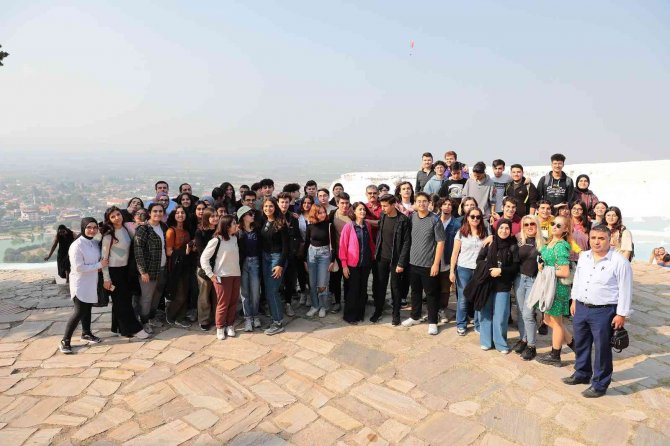 Denizlili Gençler Kentin Dört Bir Yanını Doyasıya Geziyor