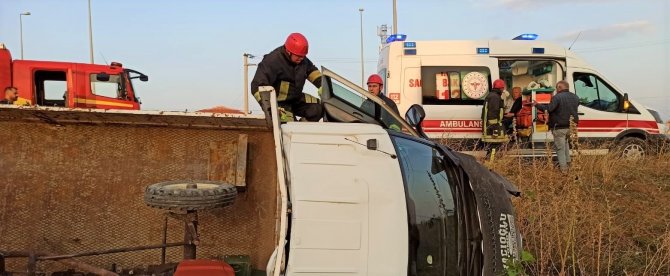 Traktör Yüklü Kamyonetle Otomobil Çarpıştı: 4 Yaralı