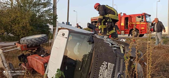 Traktör Yüklü Kamyonetle Otomobil Çarpıştı: 4 Yaralı