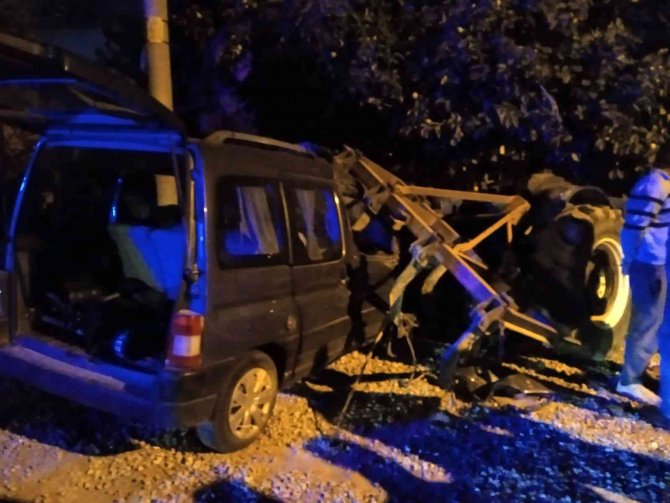 Hafif Ticari Araç Traktöre Arkadan Çarptı: 3 Yaralı