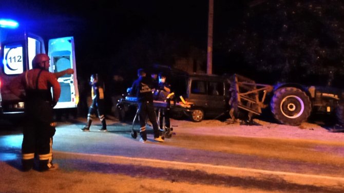 Hafif Ticari Araç Traktöre Arkadan Çarptı: 3 Yaralı
